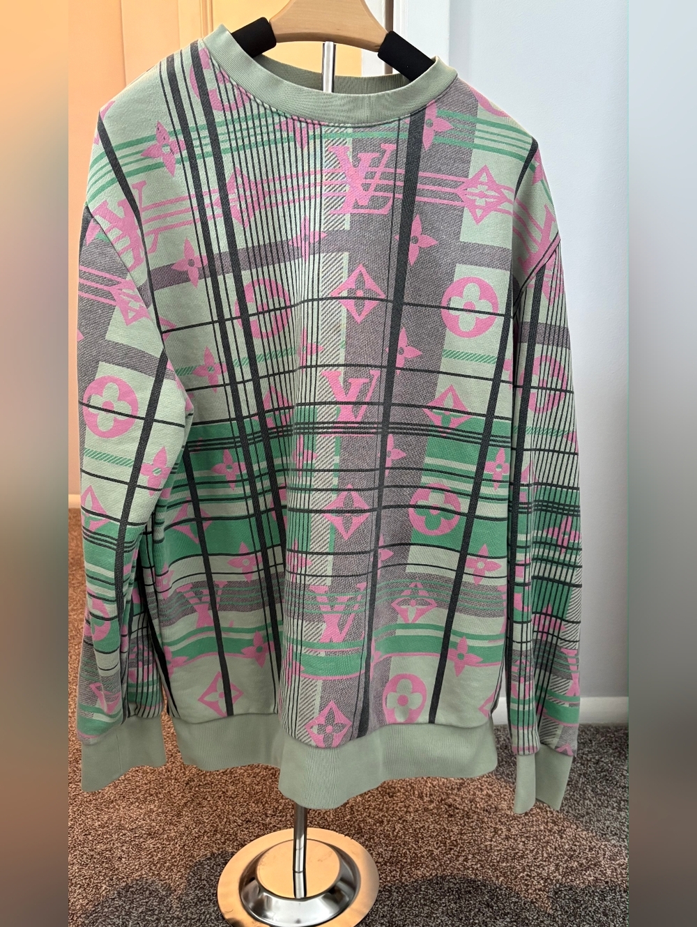 Louis Vuitton Cream Sweatshirt with Pink Accents - Picture 5 of 7